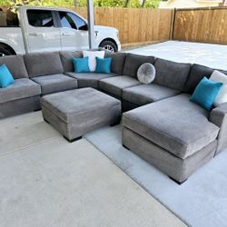 SECTIONAL SOFA GREAT CONDITION SUPER CLEAN AND COMFY OTTOMAN NOT INCLUDED 