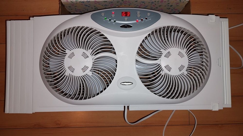 Bionaire 8.5" Twin Window Fan with Reversible Airflow 3 Speeds Model BWF-0910AR Like New