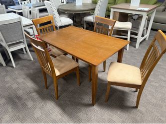 Oak dining table w/ 4 chairs
