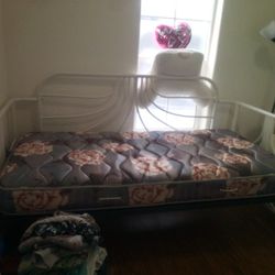 White Metal Twin Day Bed