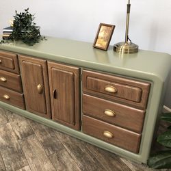 Beautiful Mid century Modern Dresser In Like New Condition 