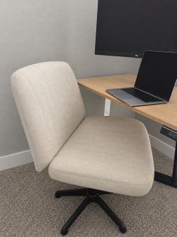 IMMEDIATE PICK UP! Swivel Desk Chair