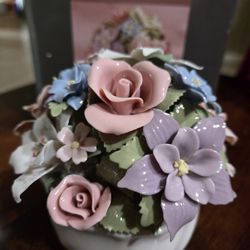 Musical PORCELAIN floral Basket... Plays Unforgettable
