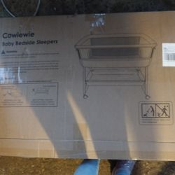 Brand New Cowiewie Bedside Sleeper/Bassinet With Storage Basket 