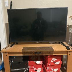 Table WITH 45 Inch flat TV