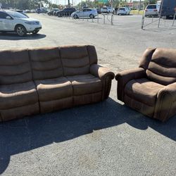 Beautiful Ashley Furniture brown suede couch & chair / Juego de muebles Ashley Furniture gamuza cafe