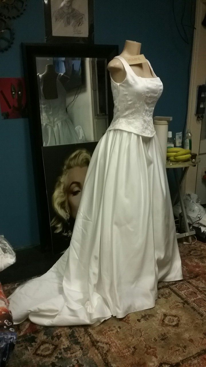 Wedding dress, size 12 Brand new, A real bargain