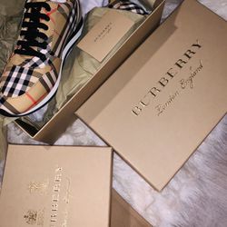 Burberry Women’s Sneaker & Belt 