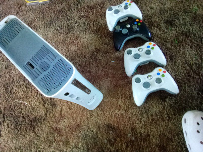 White Xbox 360 W/4controllers(NoCords)