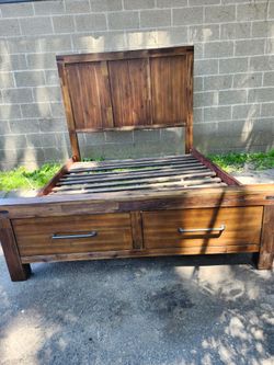 Queen Size Bed Frame Included Hedbord and footboard has 2 drawers in good condition pick up in Bridgeport