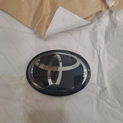 Grille Emblem Toyota 2019-2024 Part90(contact info removed)4 OEM