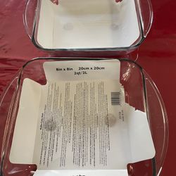 8x8 inch cake dish. Oven and microwave safe. Brand new