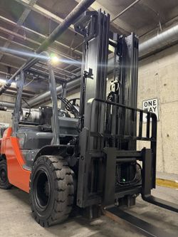 Toyota forklift 8FGU25 - 5500 lb, 3 stage, side shift