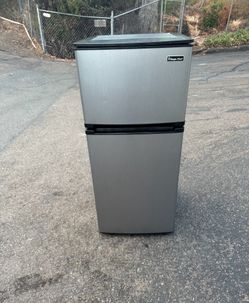 Míni fridge 2 door household refrigerator freezer (free local delivery in San Diego area)