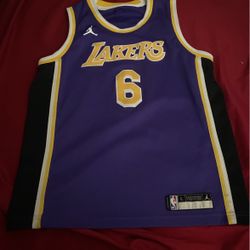 Lakers Jersey Size Large  60$