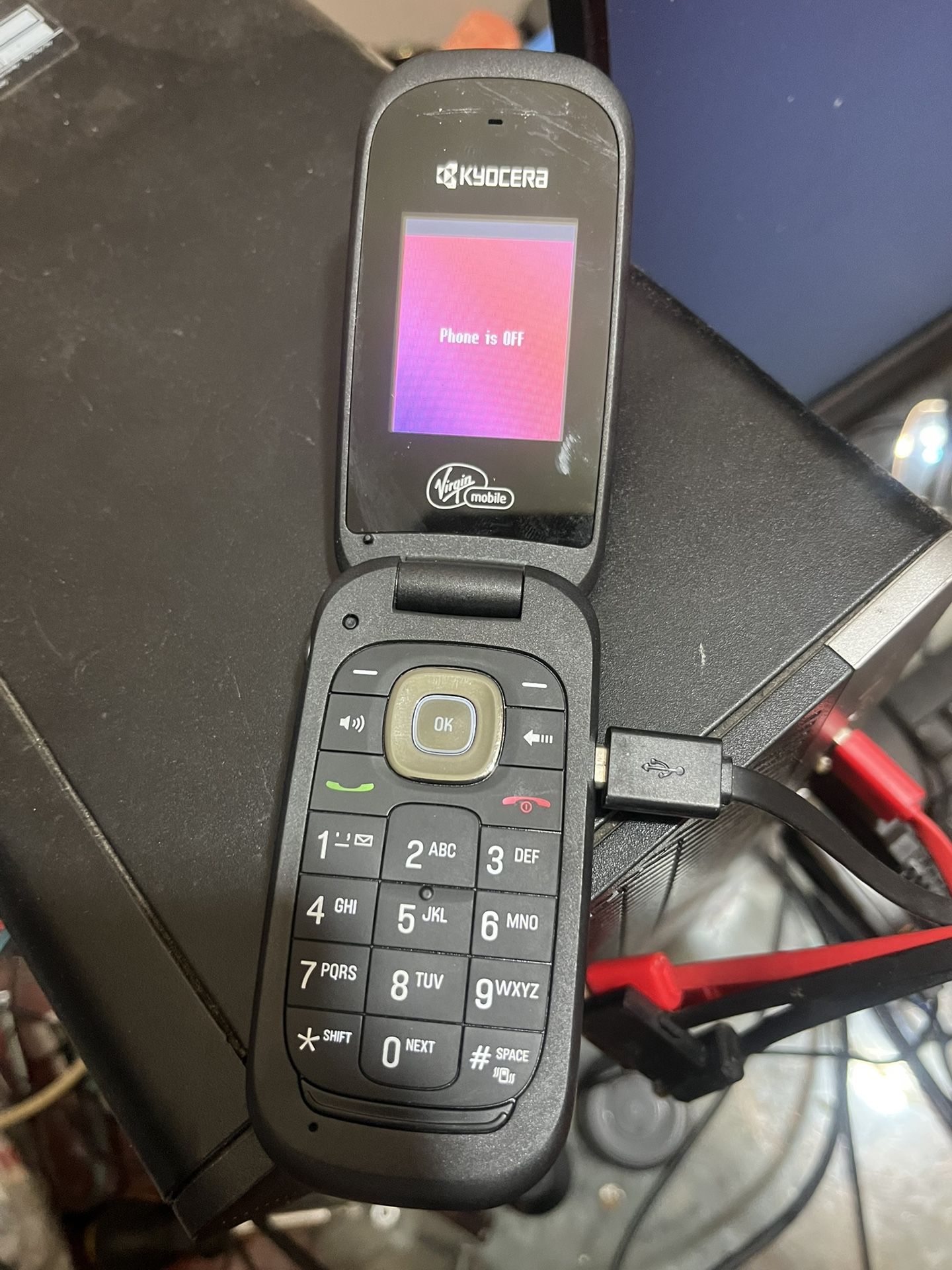 Used Kyocera Kona Flip Phone – Powers Up, No Battery or Cords, Sold As-Is ⸻ 📝 Description: Used Kyocera Kona (Model KYC S2100) flip phone branded