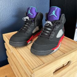 Jordan’s 5 Size 9