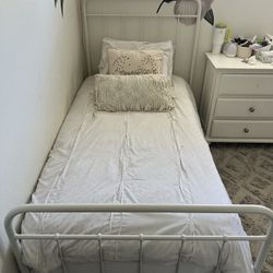 White Metal Twin Bed 