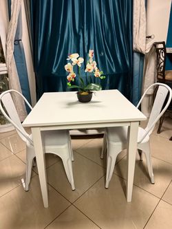 Small table with 2 metal chairs in very good condition