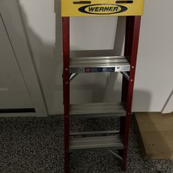 Werner 4-ft (8-ft Reach Height) Fiberglass Type 2 - 225 Ibs. Load Capacity Step ladder