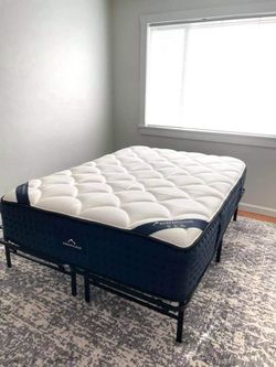 Queen Dreamcloud Hybrid Mattress *delivery available*