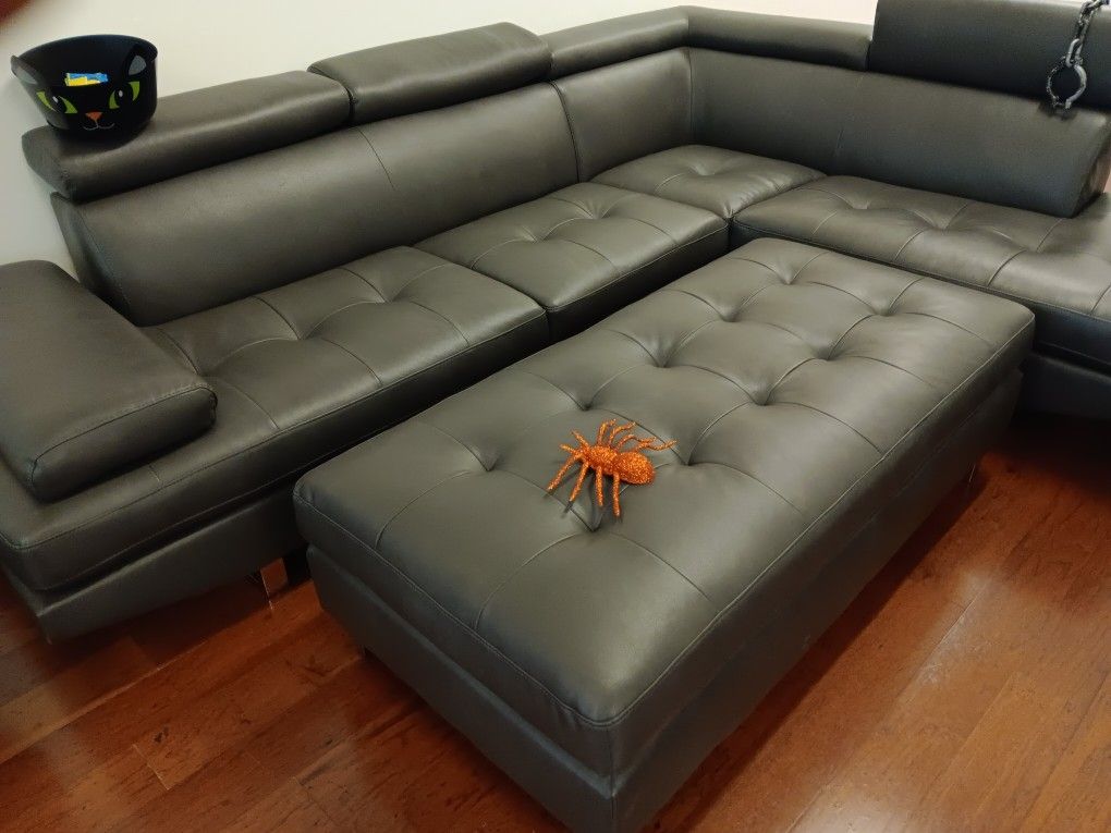 *Spooky Sale Event!!!*---Terrifying Ibiza Gray Leather Sectional Sofa W/Ottoman---Delivery And Financing Available🤠