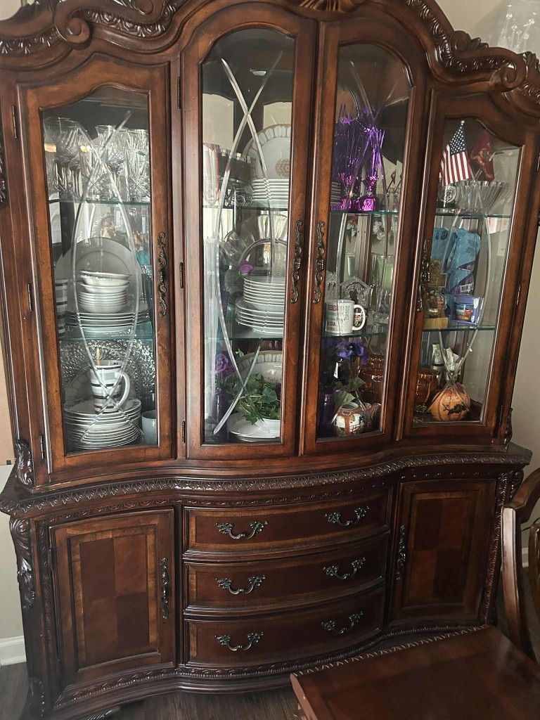 Dining Room Table Has 6 Chair But Can Seat Upto 12