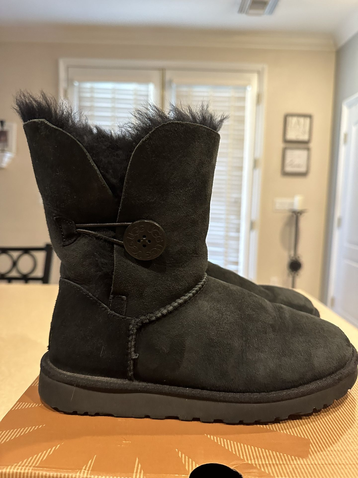 Ugg Boots - Bailey Button Size 7 - Black