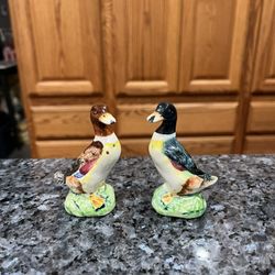 Vintage Japan 1940’s Porcelain Duck Pair of Salt and Pepper Shakers.  Preowned with original cork stoppers.  Due to age the shakers have crackling.  