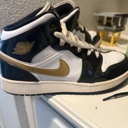 Air Jordan 1 Mid SE 'Black/Metallic Gold-White