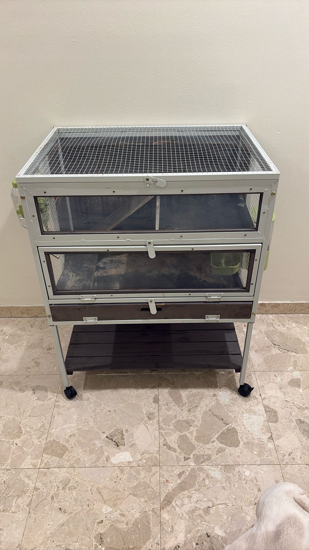 Rabbit and small pets Hutch, Water/Food Feeders Included