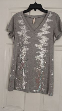 Sparkly gray v-neck T-shirt small