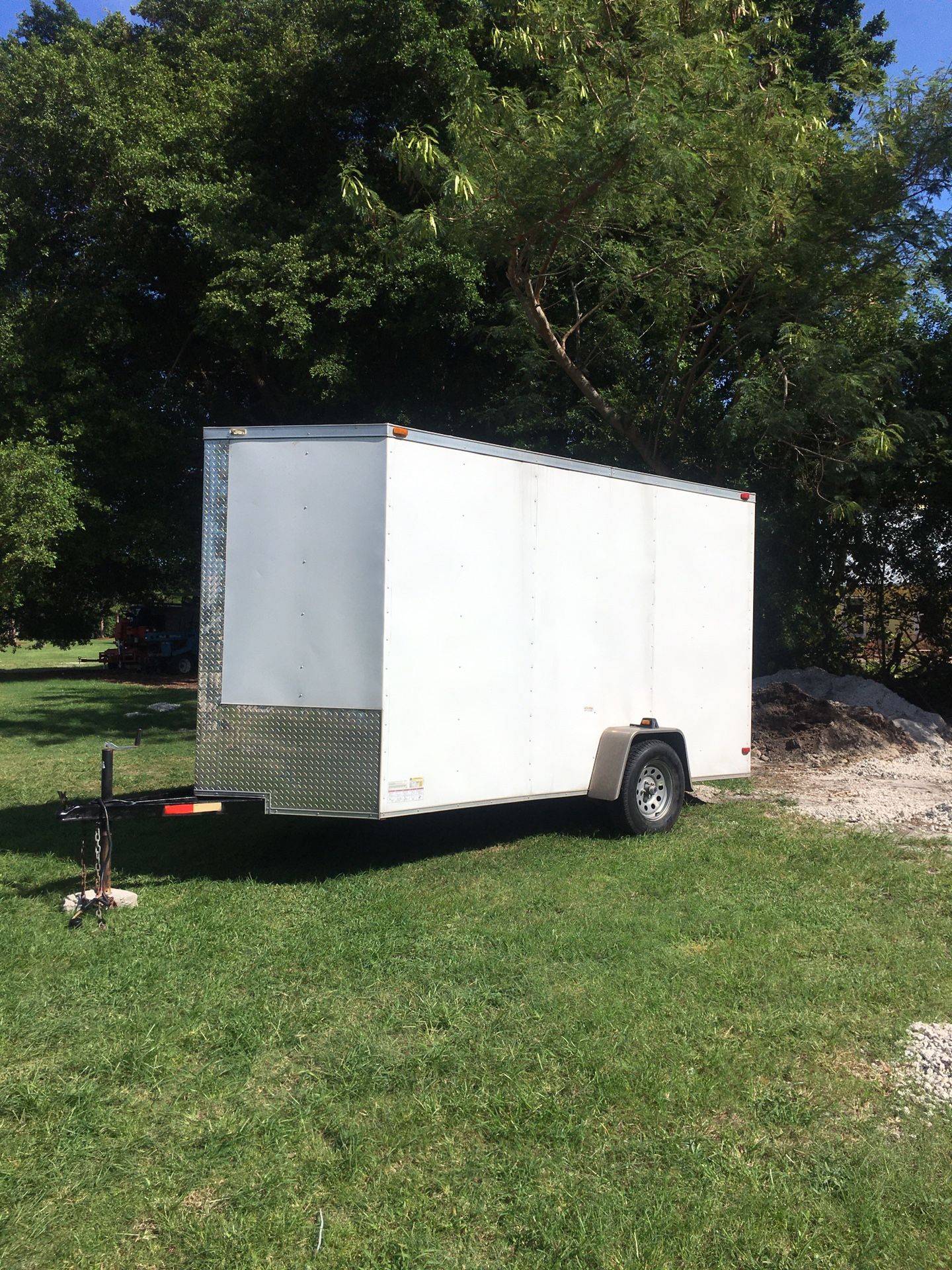 Trailer enclosed clean title 6 x 12 It’s 2017 extra foot high