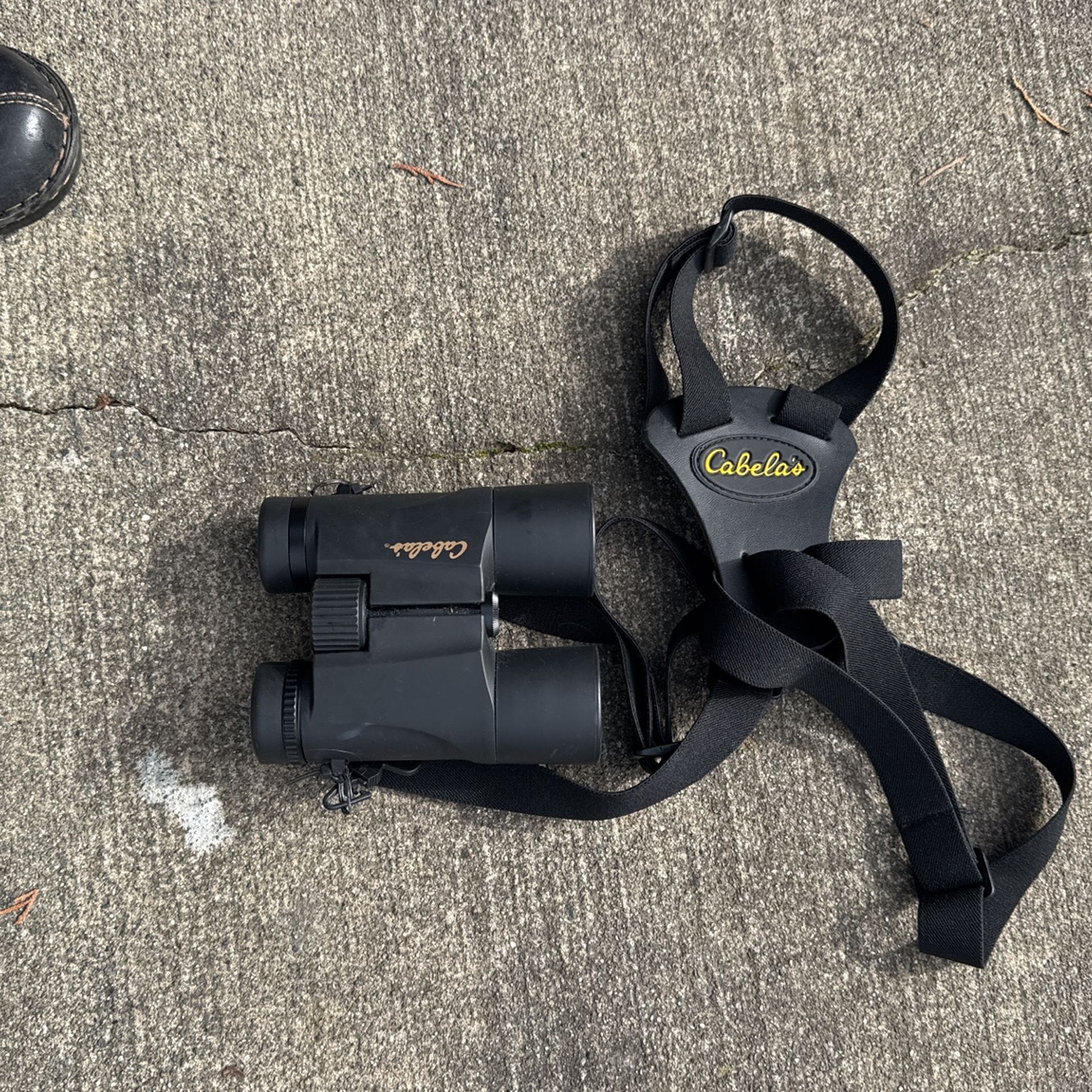 Cabela’s Binoculars With Strap For Easy To Carry