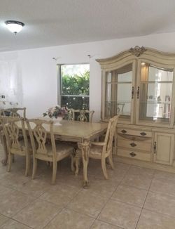 Dining room set comes with 6 chairs and table and cabinet, it’s in excellent good condition