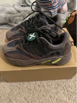Yeezy Boost 700 - Sz 6