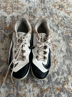 Nike Alpha Hurache Elite 4 Black and White Baseball cleats