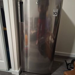 LG 6 cubic Foot 20.63 Inch Mini Fridge 