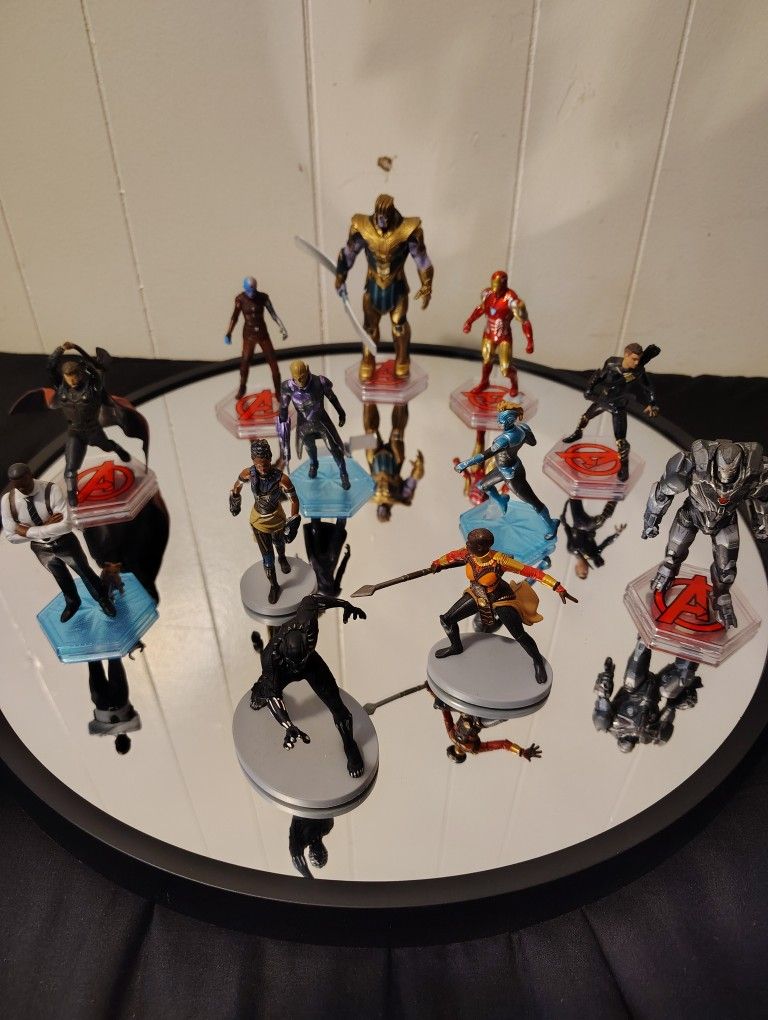 12 Marvel superhero figures