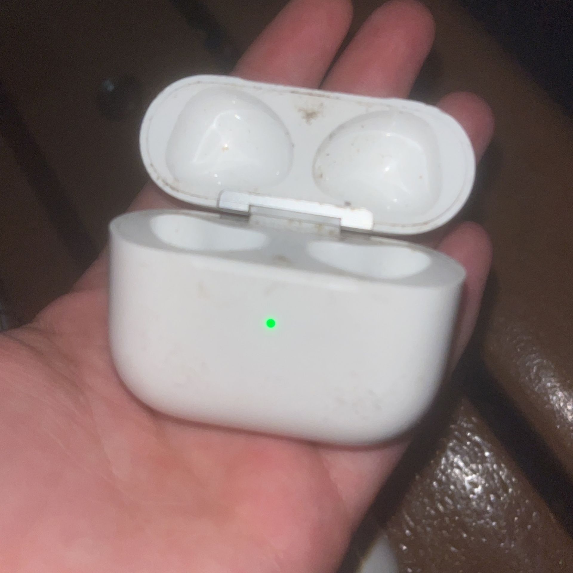 white airpod pro charging CASE and 3rd gen airpod charging CASE