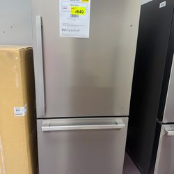 Refrigerator, Hisense new open box 32” W fridge
