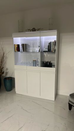 Curio cabinet-White