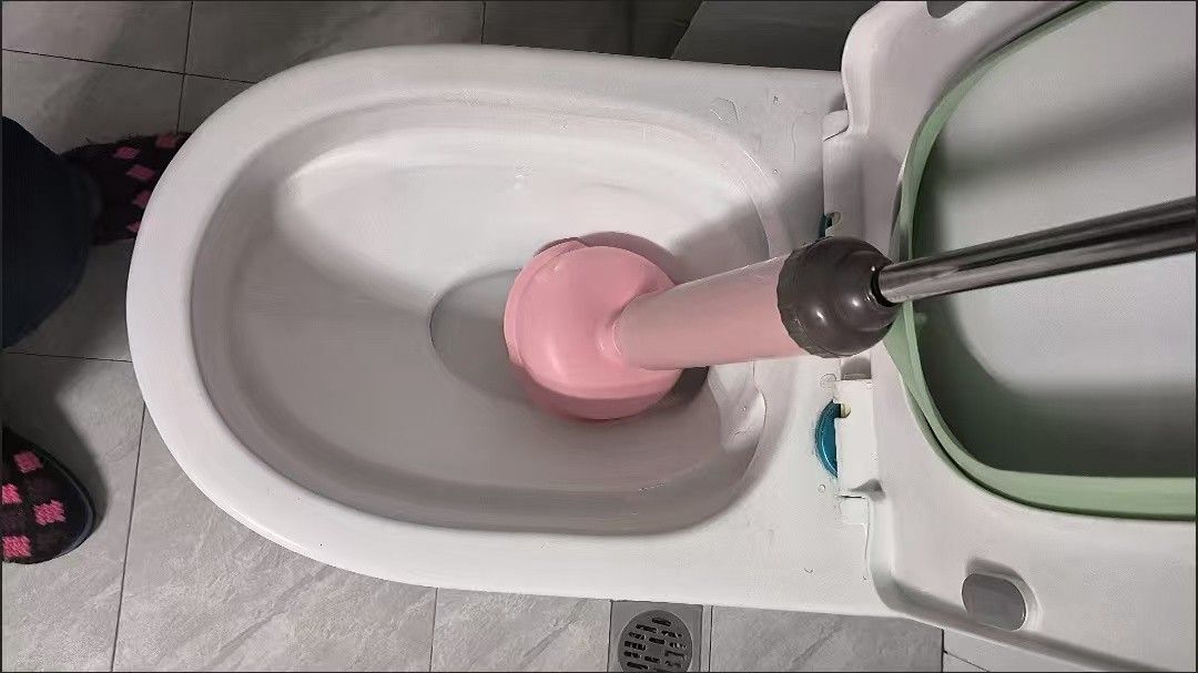 Toilet unclogging device