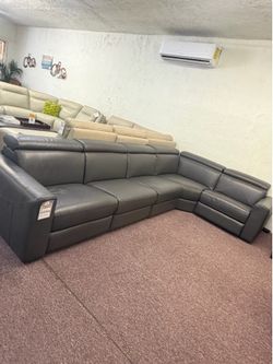 Chateau D’Ax -5 pc leather sectional with two power recliners