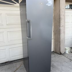 Hisense 10.2 Cu. Ft. Freezer/Fridge !