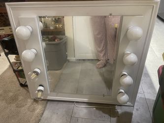 Mirror With Hollywood Lights