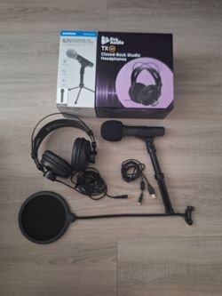 Samson - Q2U USB and XLR Handheld Black Dynamic Microphone and Headphones Bundle