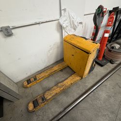 Electric forklift