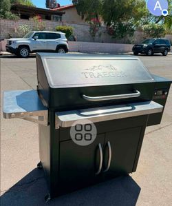 TRAEGER PELLET GRILL SMOKER WITH DIGITAL TECHNOLOGY USED VERY GOOD CONDITION