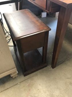 Speedy Furniture of Cranberry Floor Model Clearance end table